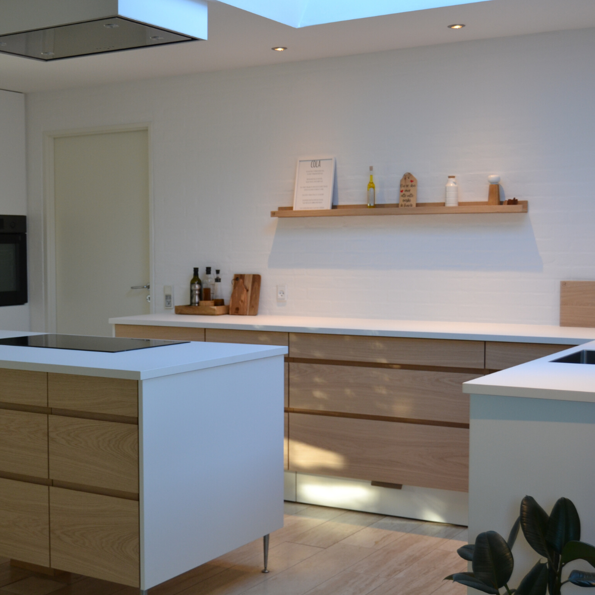 snedkerkøkken i lyst træ og hvide fronter til udstilling