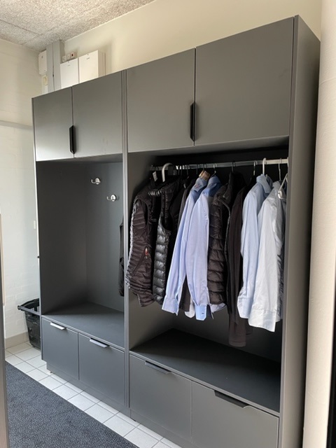 snedkergarderobe med skabe over og under tøjstativ